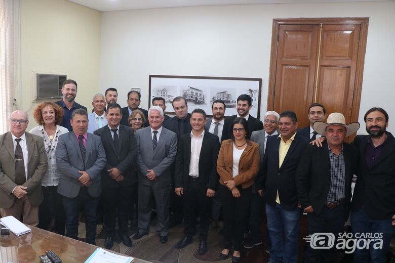 Vereadores com Marquinho Amaral na Sala da Presidência da Câmara nesta terça-feira: Apoio define sucessão no Legislativo - Crédito: Divulgação