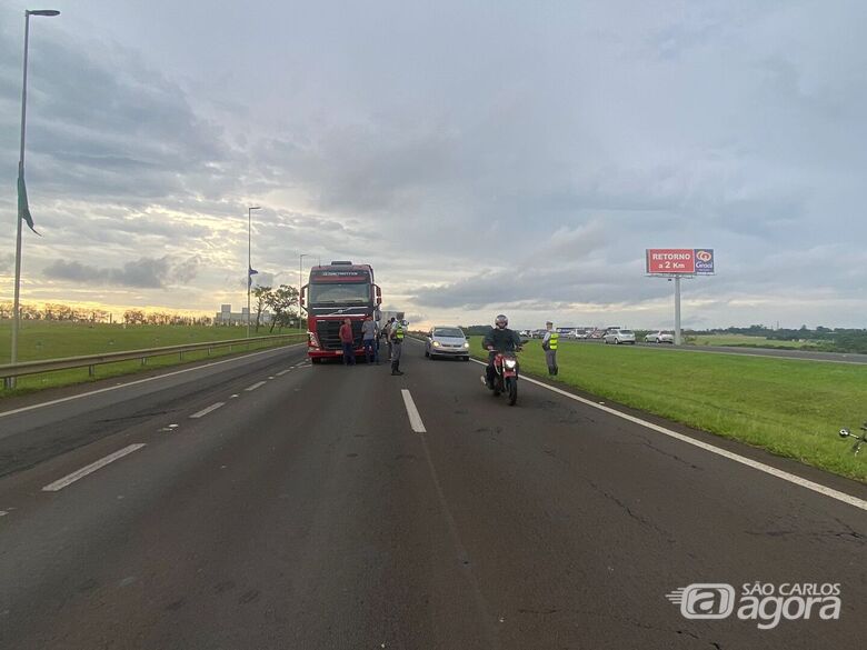 Manifestantes pró-Bolsonaro permanecem na rodovia Washington Luís em São Carlos - Crédito: Marcio David
