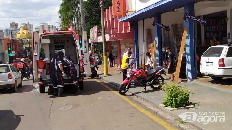 Vítima sendo atendida pelo Samu após a colisão - Crédito: Maycon Maximino
