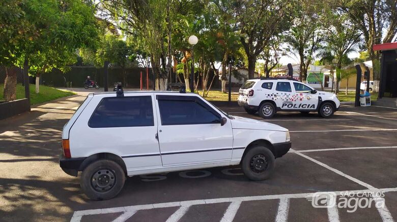 Carro estava sem o estepe, bateria e as quatro rodas originais - Crédito: Maycon Maximino