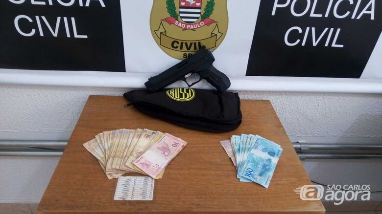 O dinheiro e o simulacro apreendido pelas autoridades policiais - Crédito: Divulgação