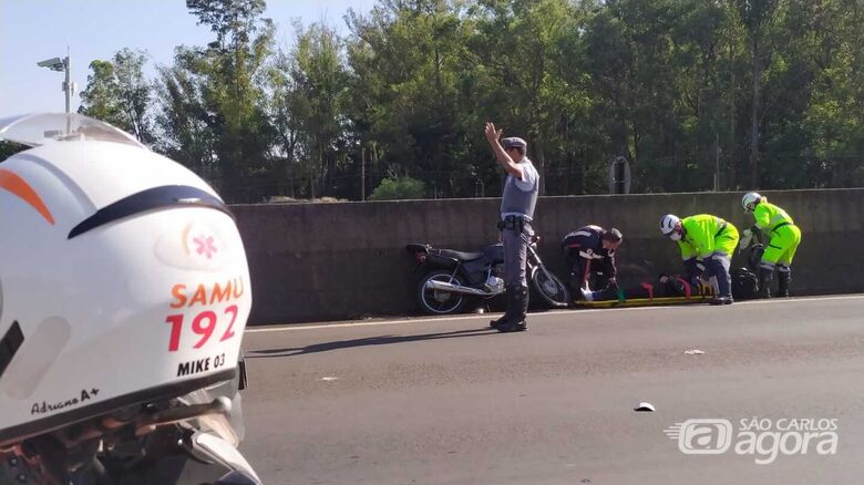 Motociclista é atendida e moto ficou na mureta de concreto que divide a rodovia - Crédito: Maycon Maximino