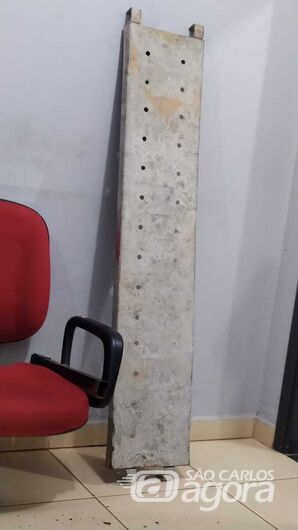 Andaime que estaria do lado de fora de um alambrado de uma obra no Santa Felícia - Crédito: Divulgação