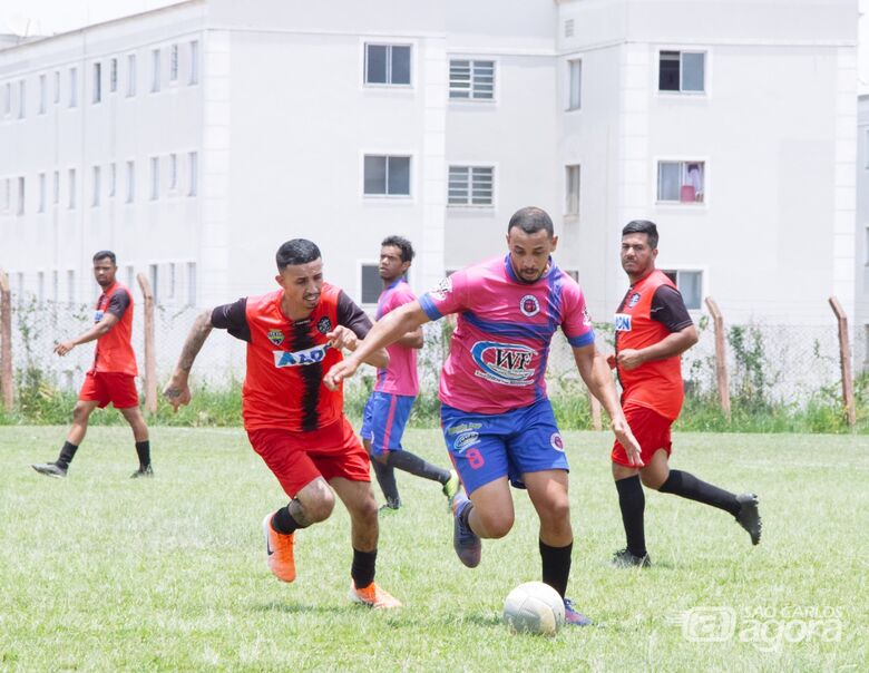 A bola rolou pela Copa São Carlos e agitou o futebol amador da cidade - Crédito: Lourival Izaque