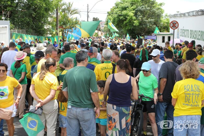 Manifestantes durante o ato em frente ao quartel do TG em São Carlos - Crédito: Maycon Maximino