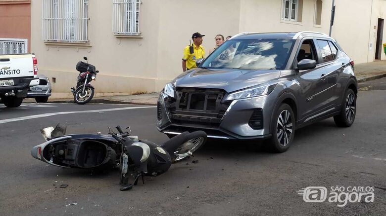 Moto e carro envolvido no acidente: dois feridos - Crédito: Maycon Maximino