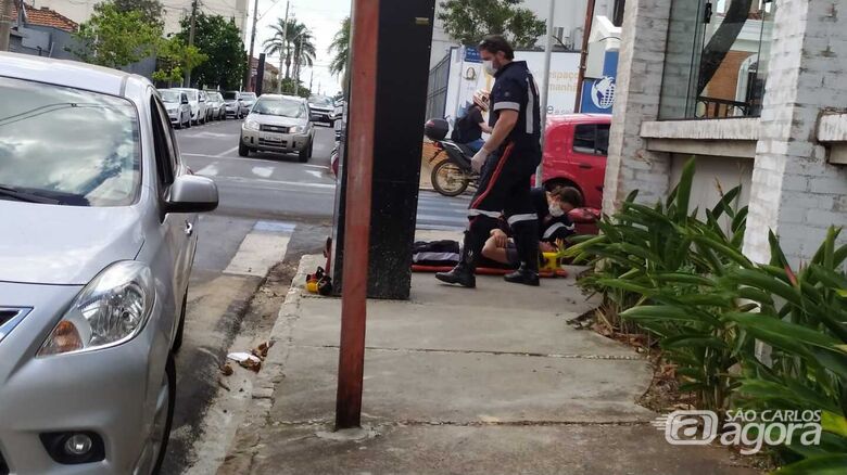 Samu socorre a vítima para a Santa Casa com escoriações pelo corpo - Crédito: Maycon Maximino