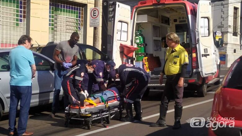 Motorista no momento em que era socorrido pelo Samu - Crédito: Maycon Maximino