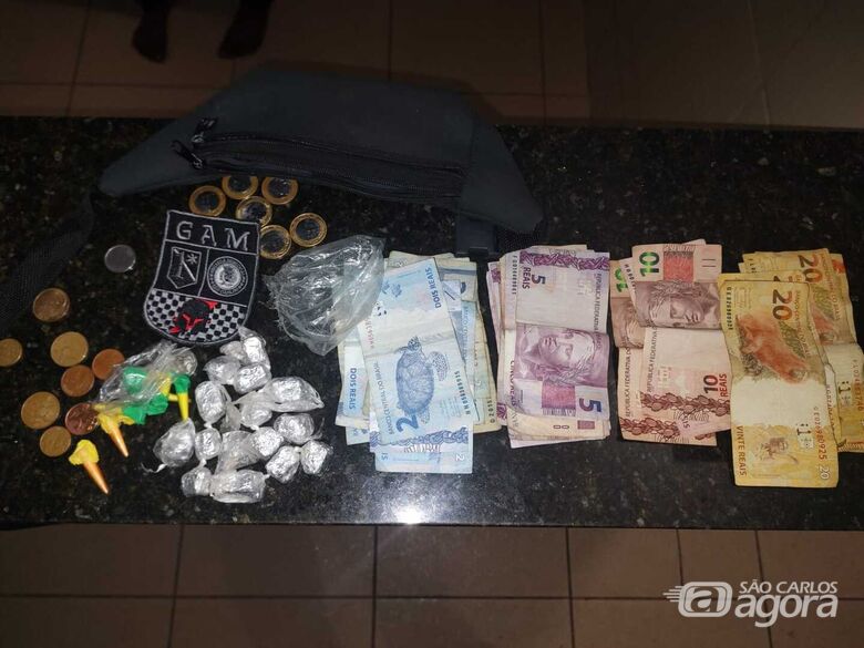 Droga e dinheiro que estavam com o suspeito detido pela GM - Crédito: Divulgação