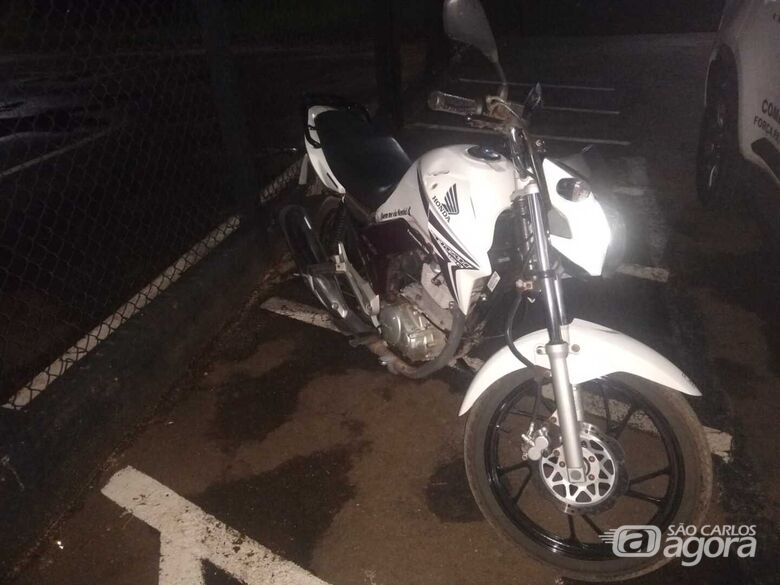 PM prende acusado de roubar moto de mulher no Jardim Medeiros - Crédito: Divulgação
