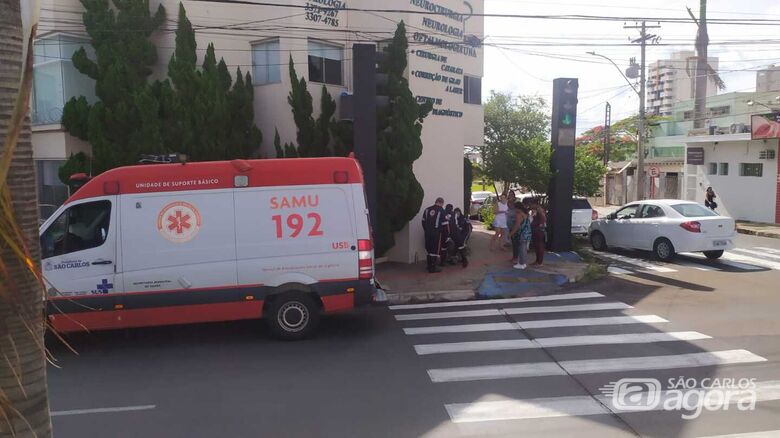 Motociclista sendo socorrido pelo Samu - Crédito: Maycon Maximino
