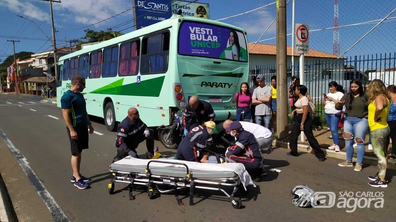 Moto colide violentamente contra a traseira de ônibus em São Carlos - Crédito: Maycon Maximino