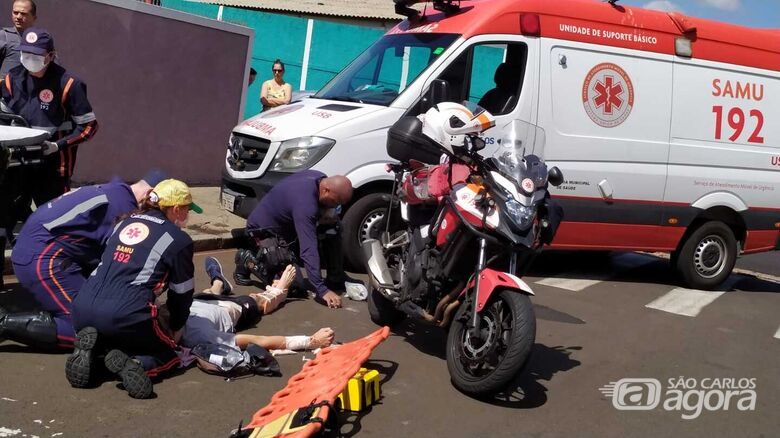 Momento em que o motociclista era atendido pelo Samu - Crédito: Maicon Maximino
