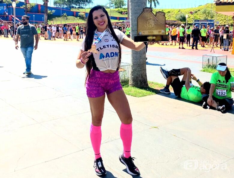 Ao final da prova, Joana comemora a conquista - Crédito: Divulgação