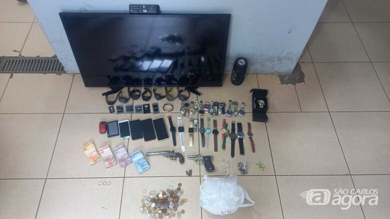 Os produtos, dinheiro, drogas e armas apreendidas pela PM - Crédito: Maycon Maximino
