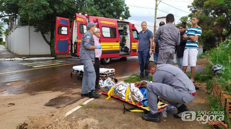 Motorista quando era socorrido pela UR dos Bombeiros - Crédito: Maycon Maximino