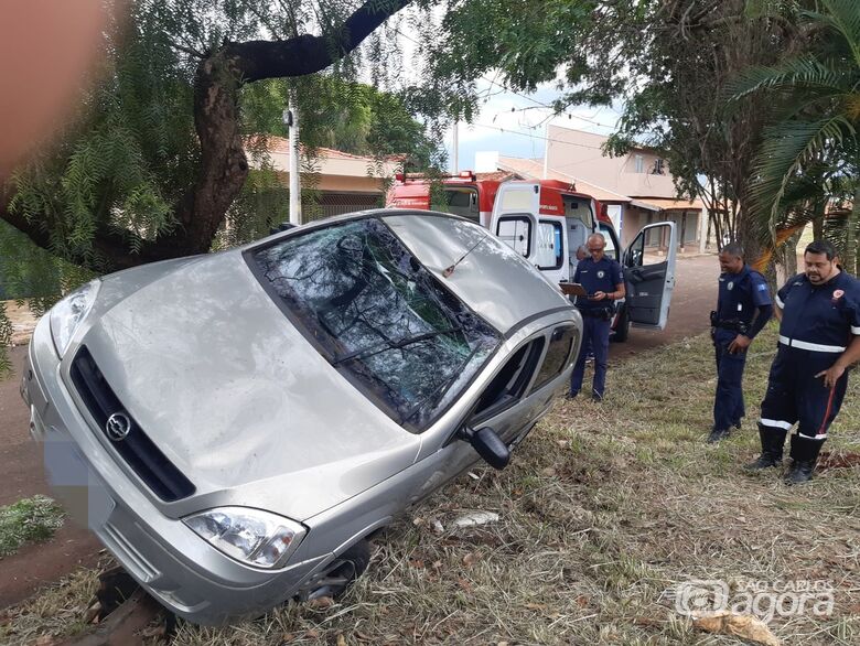 Carro ficou enroscado em árvore após capotar no Botafogo - Crédito: Maycon Maximino