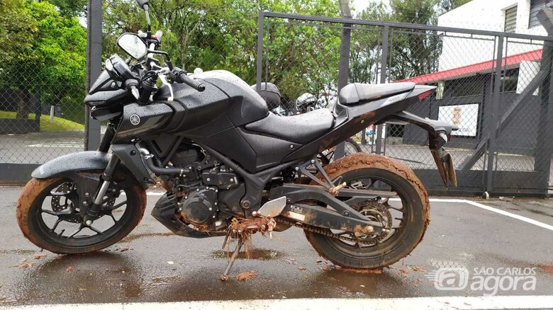 Moto usada em roubo na cidade de Descalvado é encontrada no "Caminho da Fé" em São Carlos - Crédito: Maycon Maximino