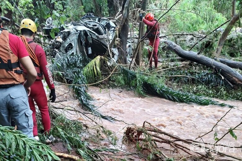 Corpo de Bombeiros começa a retirar corpos encontrados em carro que caiu em cratera em Araraquara - Crédito: Araraquara Agora