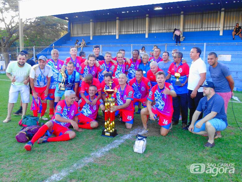 Sintufscar levantou a taça e comemora o título do Cinquentinha - Crédito: Divulgação