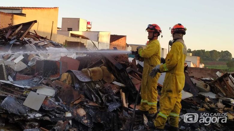 Bombeiros combatem incêndio no Ecoponto do São Carlos 8 - Crédito: Maycon Maximino