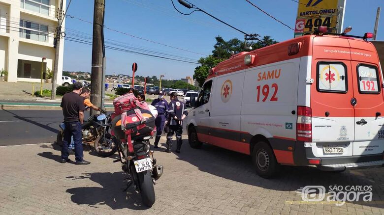Motociclista colide na traseira de veículo e poste - Crédito: Maycon Maximino 