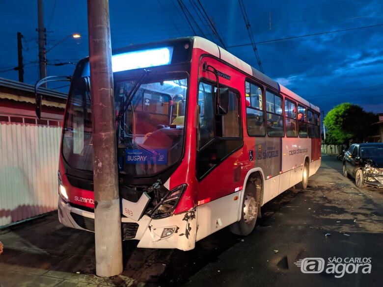 Ônibus bate em poste após ser atingido por carro na Vila São José - Crédito: Maycon Maximino