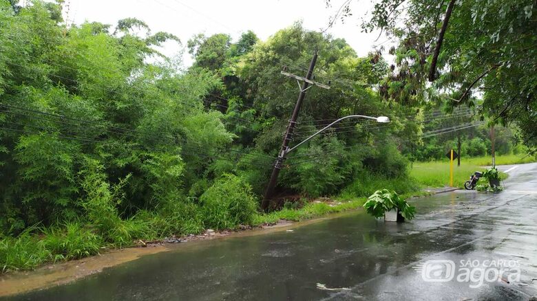 Poste é engolido por deslizamento de terra no Jardim Munique - Crédito: Maycon Maximino