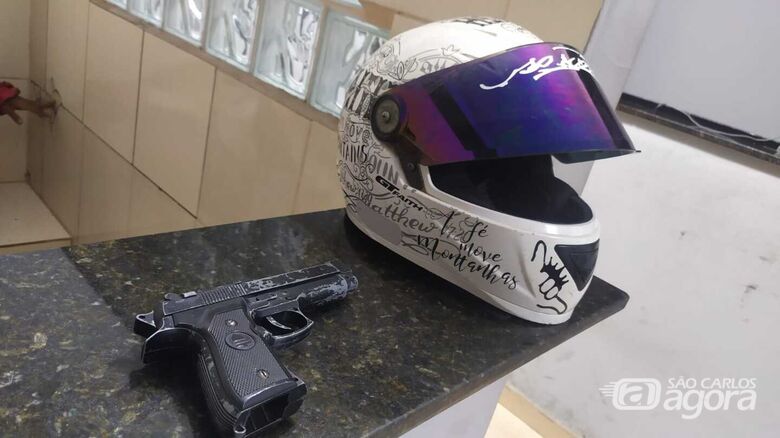Simulacro de pistola que foi apreendido - Crédito: Maycon Maximino