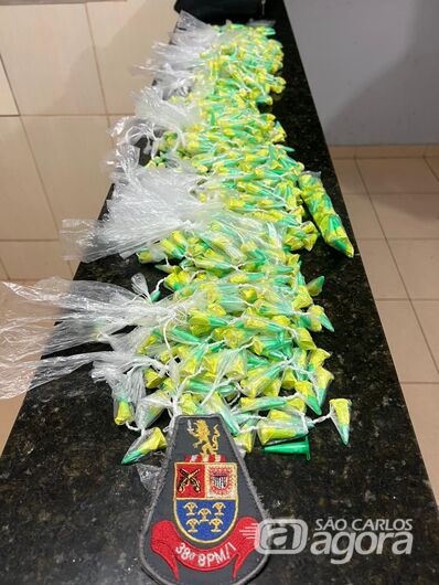 PM apreende mais de 900 "pinos" de cocaína na Vila Santa Madre Cabrini - Crédito: Colaborador SCA