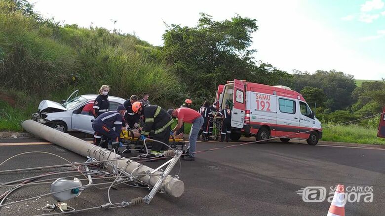 Carro colide contra poste e três pessoas ficam feridas no Salto do Monjolinho - Crédito: Maycon Maximino
