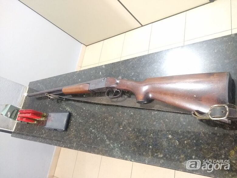 Homem é preso por porte ilegal de arma de fogo após agredir a esposa em Santa Eudóxia -