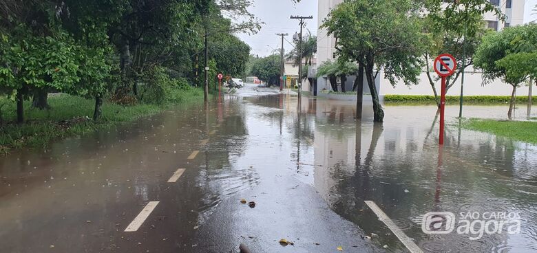 Rua ao lado do Parque do Kartódromo precisou ser interditada - Crédito: Prefeitura Municipal