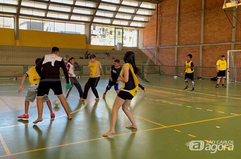 Ação foi fruto do projeto de extensão Academia ProFut que atua na escola desde março de 2022: alunos em atividade - Crédito: Osmar Moreira de Souza Junior