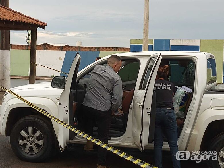 Delegado vistoria caminhonete. - Crédito: Rota das Notícias
