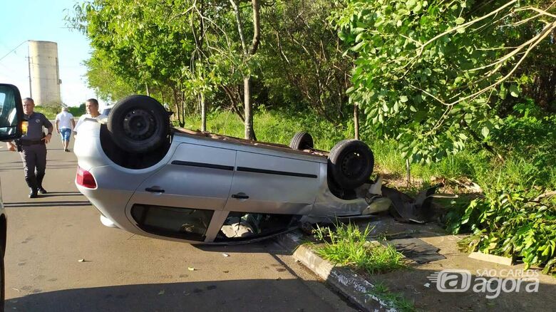 Motorista fica ferido após capotamento no Jardim Ipanema - Crédito: Maycon Maximino