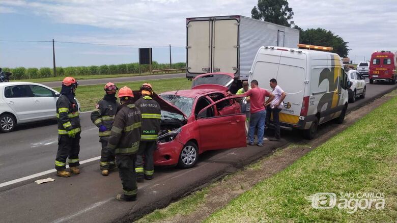 Idoso fica ferido em capotamento na Washington Luís - Crédito: Maycon Maximino