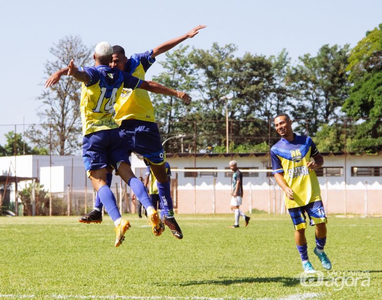 Jogadores comemoram: gol pode valer vaga para as semifinais da Copa São Carlos - Crédito: Lourival Izaque