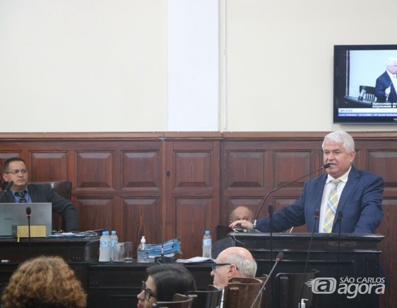 O vereador Marquinho Amaral fala na tribuna durante sessão em que foi eleito por unanimidade presidente da Câmara no biênio 2023-204 - Crédito: Divulgação