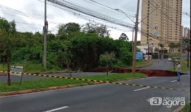 Corpo de Bombeiros de Araraquara encontra carro que foi engolido por cratera; há corpos no interior - Crédito: reprodução Balda News