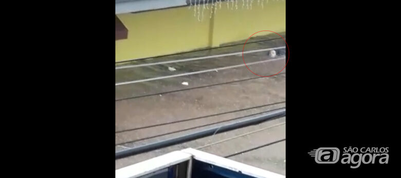 Jovem é resgatado em meio a enchente no Centro de São Carlos -