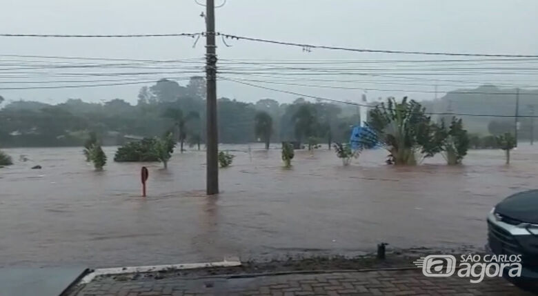 Rotatória do Cristo fica submersa - Crédito: reprodução