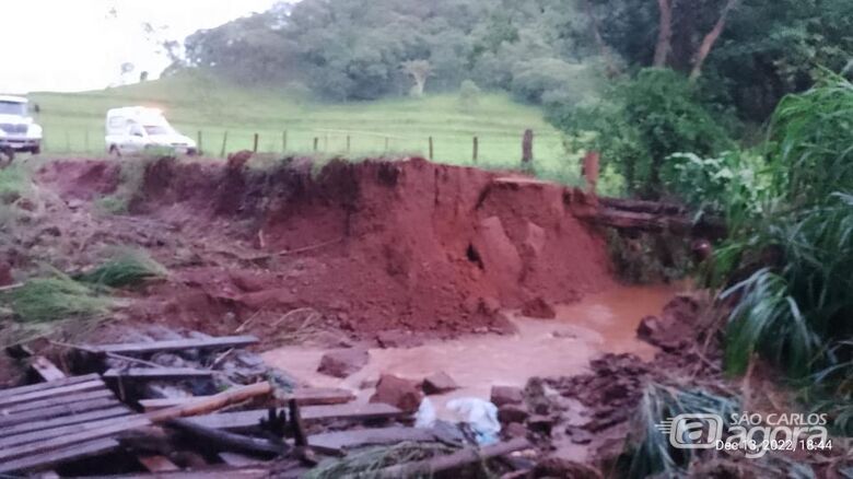 Ponte é levada pela água durante forte chuva na área rural de Ribeirão Bonito - Crédito: Divulgação/Defesa Civil