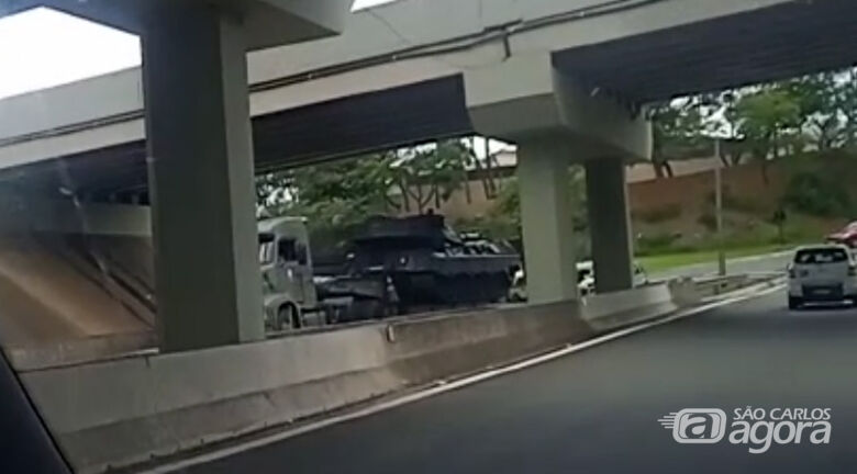 Caminhão do Exército Brasileiro transportando blindado chama a atenção na região do Fagá - Crédito: reprodução