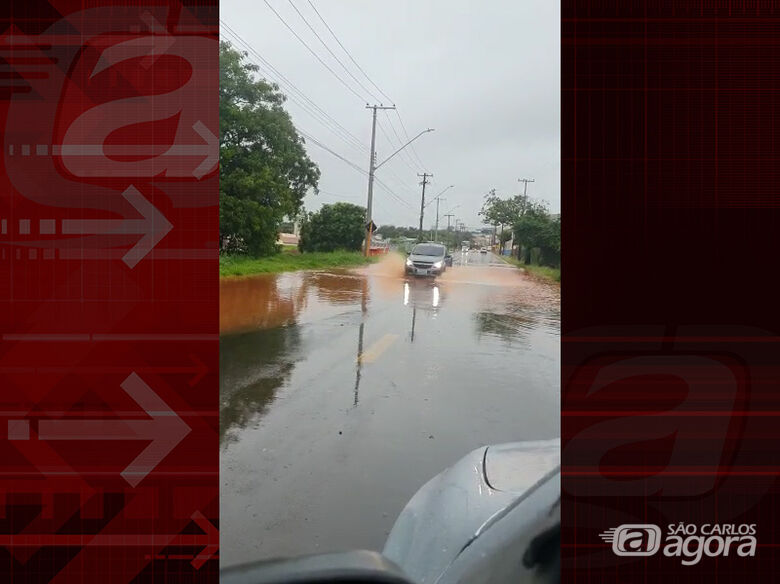 Chuva alaga avenida José Pereira Lopes no Botafogo - Crédito: Whatsapp