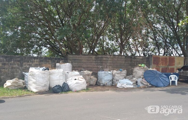 Lixo se acumula no entorno do Cemitério Nossa Senhora do Carmo - Crédito: Divulgação
