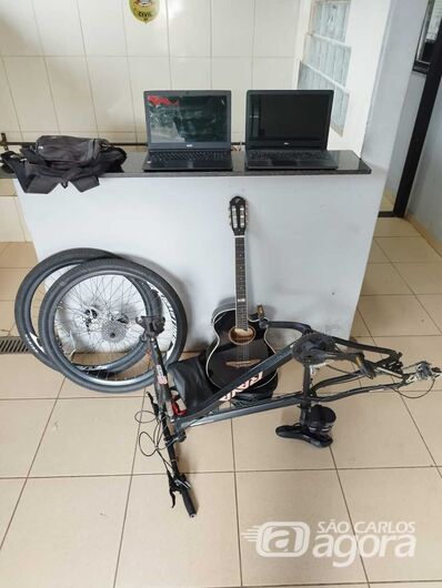 Uma bike foi localizada pelos PMs, bem como violão e notebooks - Crédito: Divulgação