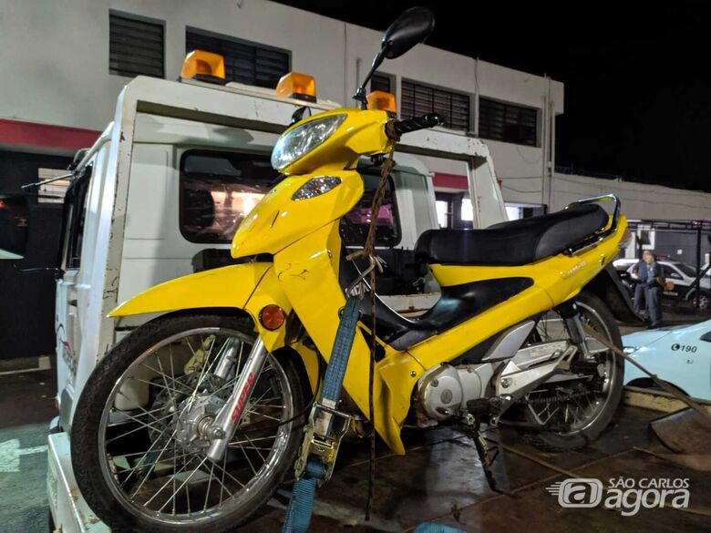 A moto foi apreendida. Veículo estava com a numeração do motor e do chassi raspados - Crédito: Maycon Maximino