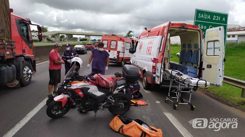 Motociclista fica ferida após bater em traseira de carro na Washington Luiz - Crédito: Maycon Maximino