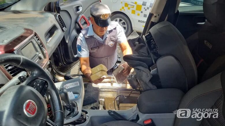 Policiais rodoviários durante a apreensão da droga - Crédito: Divulgação/PMRV